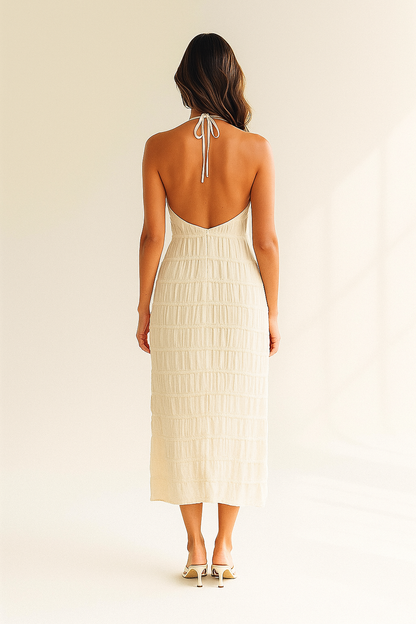 Hvid midi-kjole med halterneck og struktureret mønster